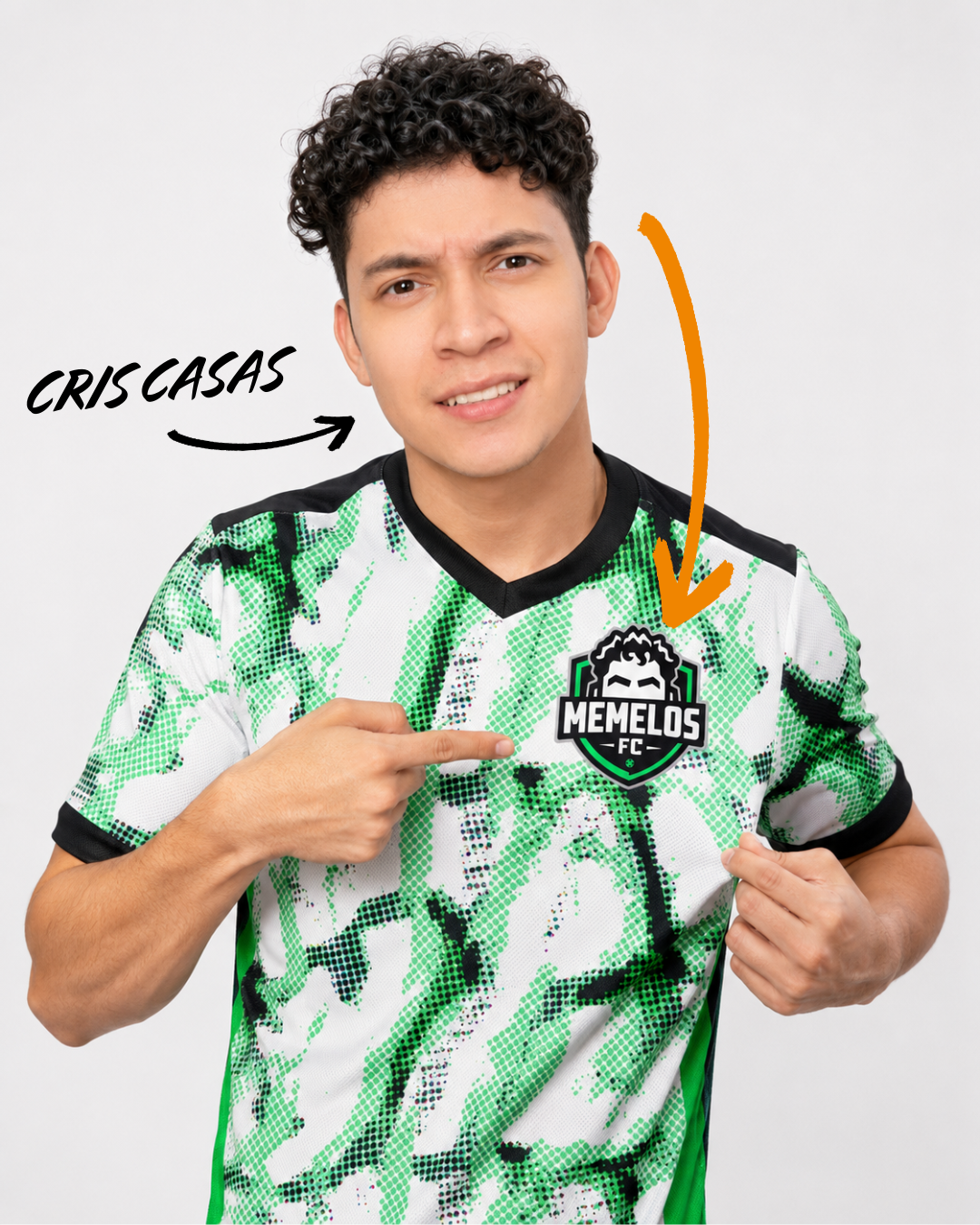 Cris Casas wearing the Memelos FC kit, pointing at the crest